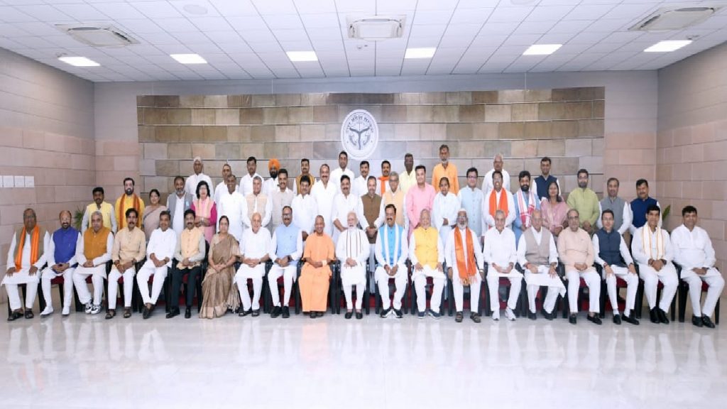 pm modi with ministers of yogi