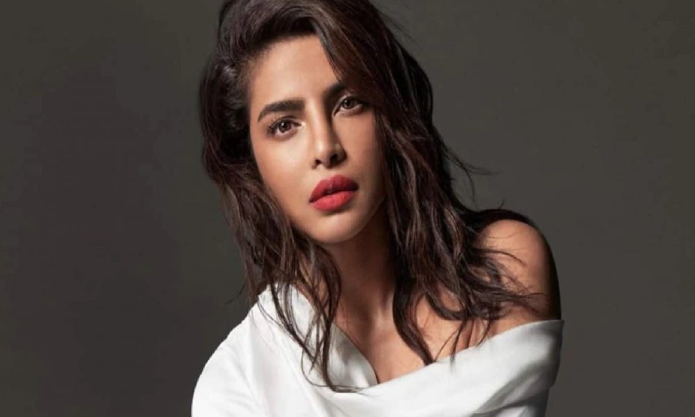Priyanka Chopra: चेहरे में लगा खून और हाथ में आइसक्रीम, प्रियंका ने शेयर की ये कैसी तस्वीर, जिसे देख फैंस का सिर चकराया