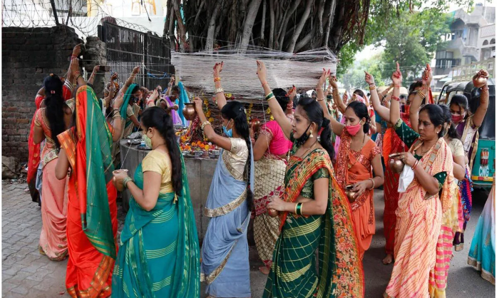 Vat Savitri Vrat 2022: चाहती हैं पति की लंबी उम्र तो भूलकर भी सुहागिन महिलाएं न करें ये काम, वरना जीवनसाथी का हो सकता है बुरा अंजाम
