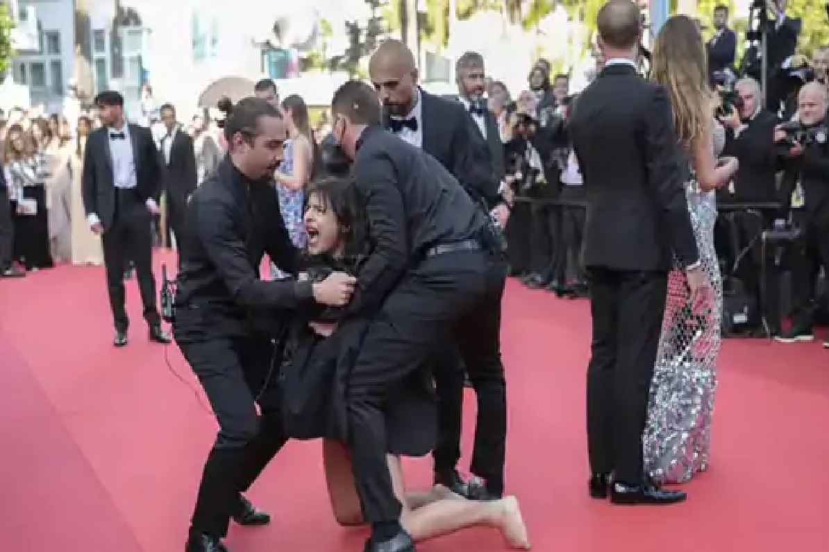 Cannes 2022: कान्स के रेड कार्पेट पर महिला ने उतार दिए कपड़े, दिया ऐसा संदेश कि हिल गई दुनिया!