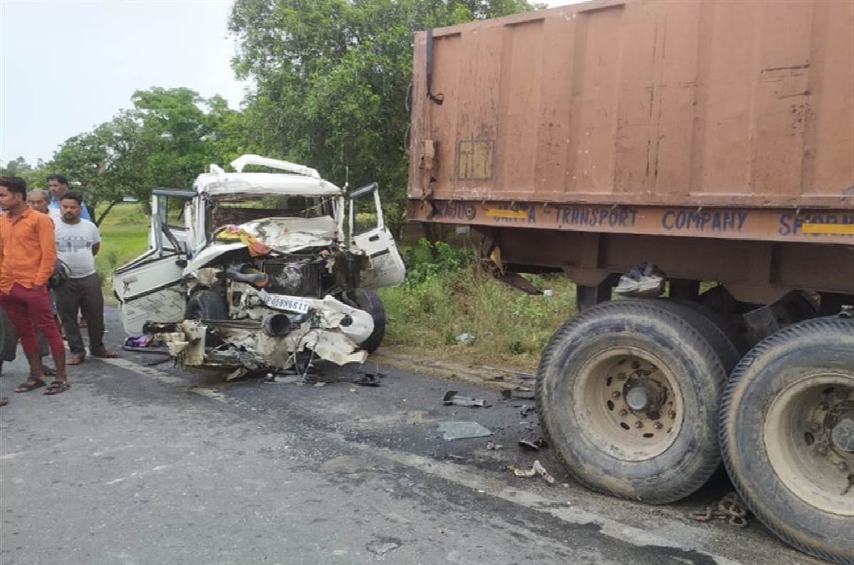 Siddharthnagar Road Accident: यूपी के सिद्धार्थनगर में बड़ा हादसा, बारातियों से भरी बोलेरो ट्रक से टकराई, 8 लोगों की मौत