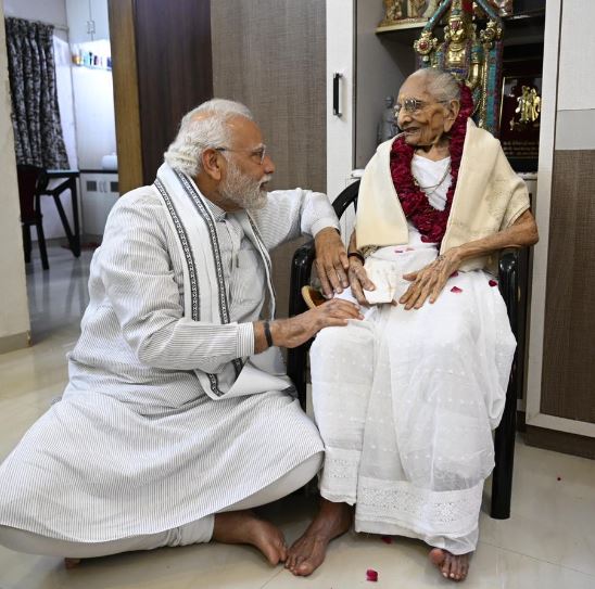 Hira Ba 100th Birthday: ‘मां’, हीरा बा के 100वें जन्मदिन पर PM मोदी ने जीवन के इन पलों को किया याद, यहां पढ़िए उनका Blog और देखिए Photos