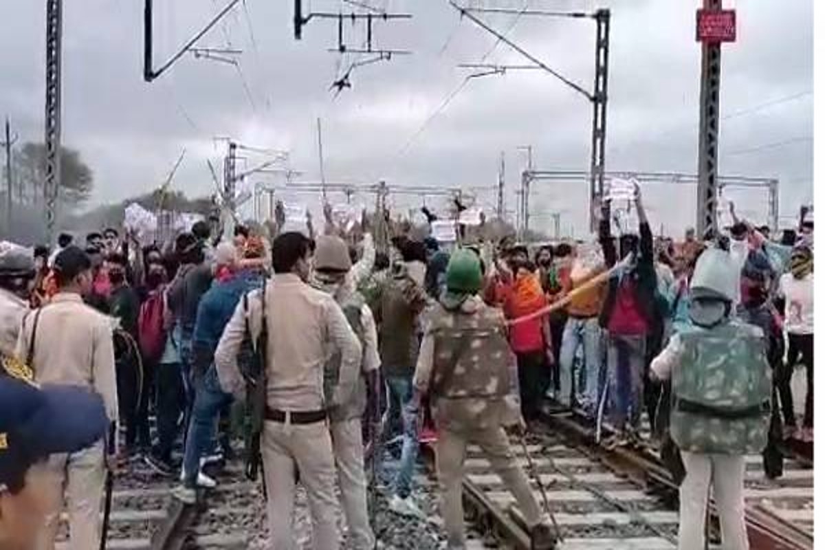 Agniveer: ट्रेन फूंकने वाले छात्रों के लिए बंद हो सकता है सेना में भर्ती का रास्ता, पूर्व आर्मी अफसरों ने चेताया