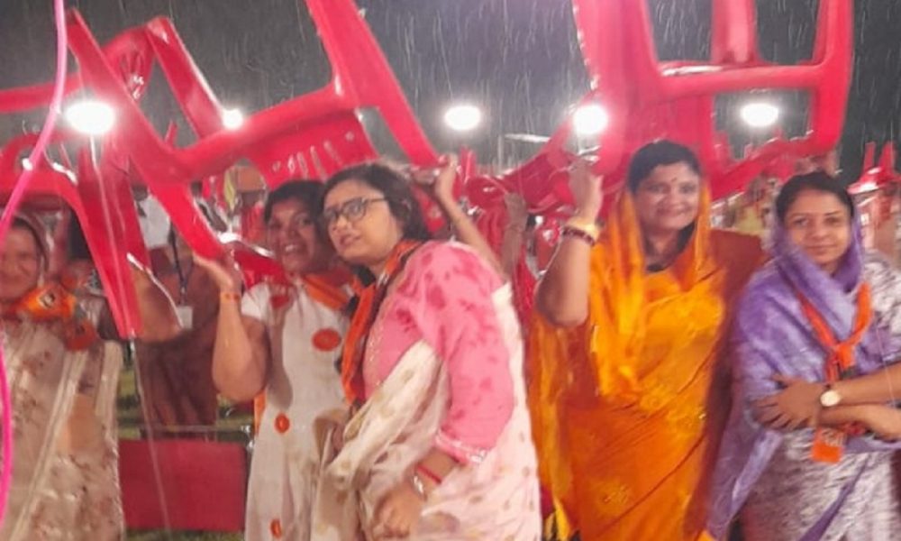 Rajasthan: BJP के गरीब कल्याण सम्मेलन में भारी बारिश,कार्यकर्ताओं का जोश नहीं हुआ कम, मैदान न छोड़ने पर किया कुछ ऐसा..
