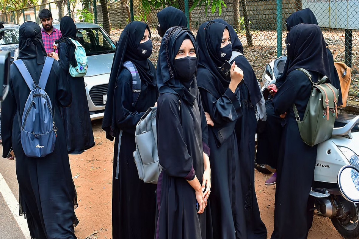 Karnataka Hijab Row: चेतावनी के बावजूद हिजाब पहनकर कॉलेज पहुंची छात्राएं, हुई सस्पेंड