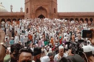 Protest: नूपुर शर्मा और नवीन कुमार के बयान पर भड़के जामा मस्जिद के नमाजी, जुमे की नमाज के बाद शुरू हुई नारेबाजी