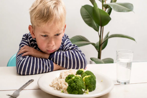 Parenting Tips: अगर आपका बच्चा खाना खाने में करता है आनाकानी, तो ये जबरदस्त आइडियाज आ सकते हैं आपके काम