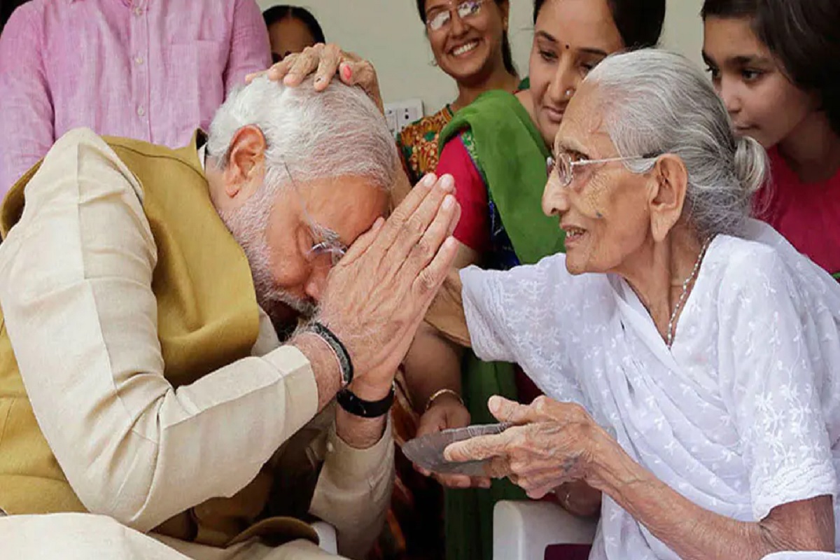 Modi’s Mother: इस 18 जून को 100 साल की हो जाएंगी हीरा बा, मां से मिलने खुद जाएंगे PM नरेंद्र मोदी