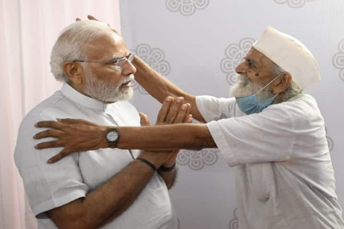 PM Modi Gujarat Visit: जानिए कौन हैं बुजुर्ग जिसके आगे PM मोदी ने जोड़ दिए हाथ, फोटो हुई वायरल