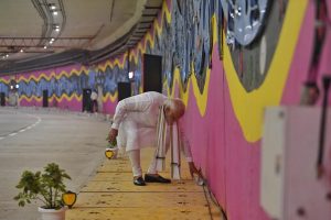 Video: प्रगति मैदान के पास बने अंडरपास का उद्धाटन करने के बाद PM मोदी ने उठाया सड़क किनारे पड़ा कचरा, स्वच्छ भारत का दिया संदेश