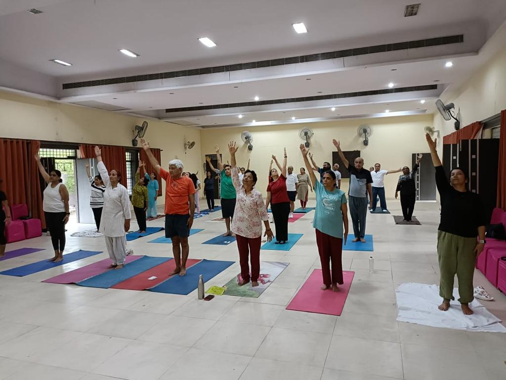 International Yoga Day: अंतरराष्ट्रीय योग दिवस से पहले नोएडा के सेक्टर 44 में हुआ योग का कार्यक्रम, लोगों को रोगमुक्त होने के सिखाए गुण