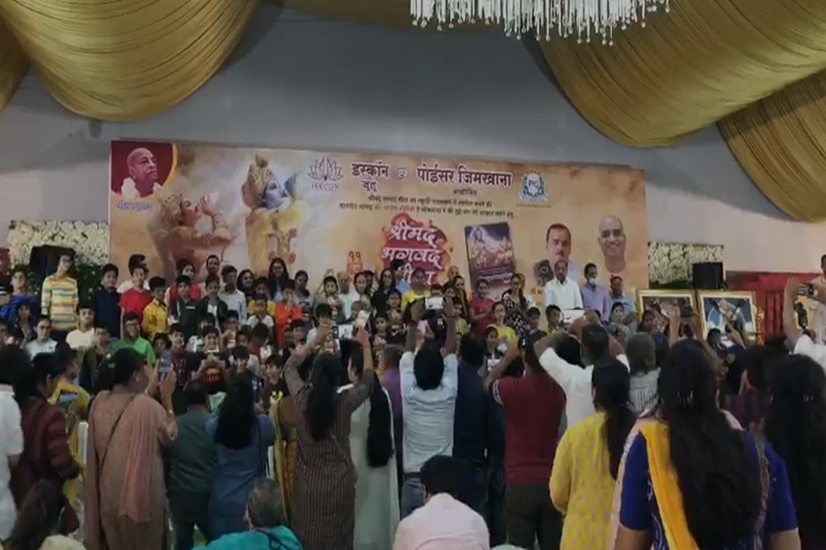 Video: BJP सांसद गोपाल शेट्टी ने पेश की मिसाल, बच्चों को बांटी भगवद्गीता, दिया ये अहम संदेश