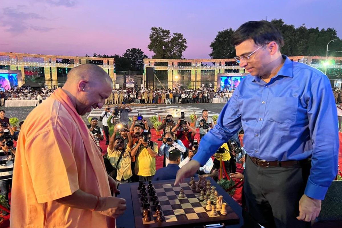 CM Yogi and Vishwanathan Anand: सीएम योगी ने विश्वनाथ आनंद के साथ खेली शतरंज की बाजी, जानें किसने किसको दी मात?, लोगों ने भी दिए ऐसे रिएक्शन