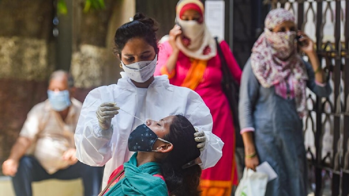 Covid: मुंबई में कोरोना महामारी ने फिर उठाया सिर, बुधवार को 739 मरीज मिलने से हड़कंप