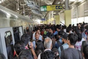 DMRC: मेट्रो के ब्लू लाइन में तकनीकी खामी की वजह से मुसाफिरों का हाल हुआ बेहाल, घंटों करना पड़ा मेट्रो का इंतजार