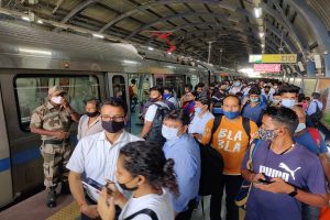 Delhi Metro Blue Line Service: दिल्ली मेट्रो ने बढ़ाई लोगों की मुश्किलें, ब्लू लाइन सर्विस में आई खराबी से घंटों तक इंतजार कर परेशान हुए यात्री