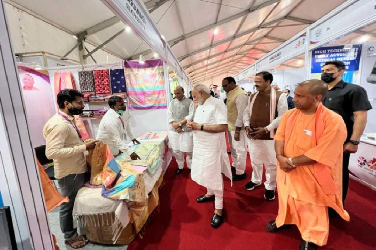 Uttar Pradesh: कानपुर के ‘फ्लेदर’ और वाराणसी की गुलाबी मीनाकरी के कायल हुए प्रधानमंत्री नरेंद्र मोदी, ग्राउंड ब्रेकिंग सेरेमनी 3.0 में लगी प्रदर्शनी का पीएम मोदी ने लिया जायजा