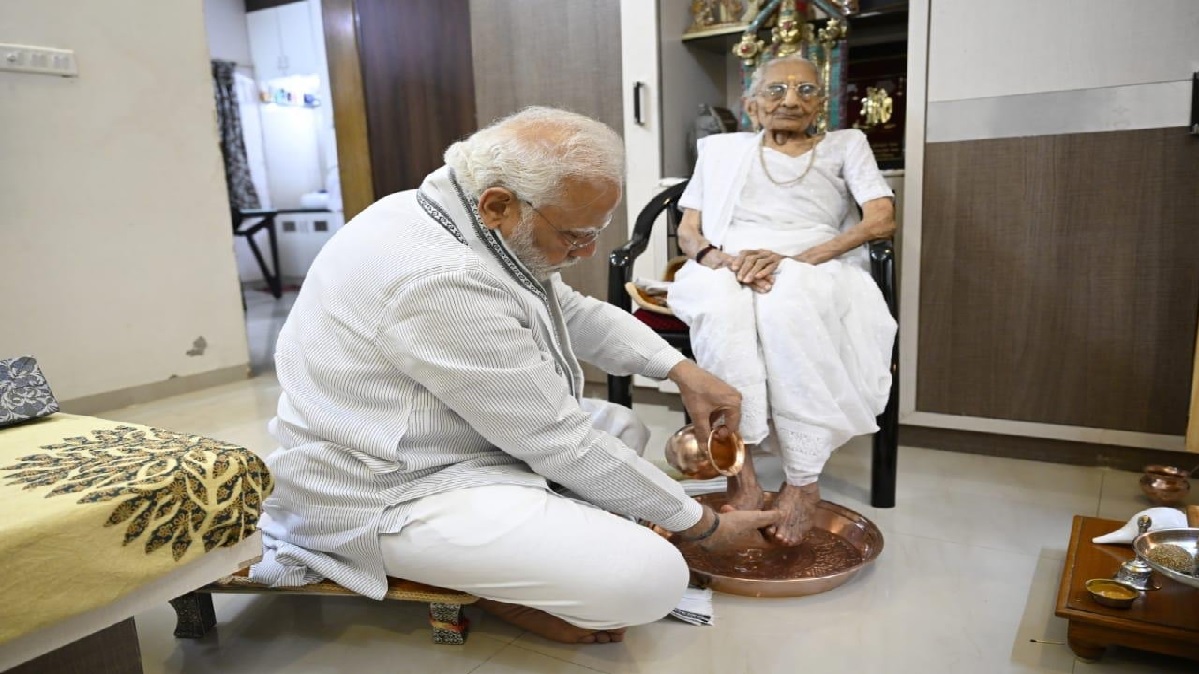 Modi’s Mother Hira Ba Turns 100: 100 साल की हो गईं हीरा बा, PM मोदी ने मां के पैर पखारने के बाद लिया आशीर्वाद, देखिए PHOTOS