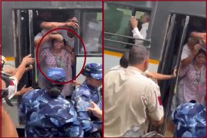 Video: कांग्रेसी नेत्री नेटा डिसूजा की घटिया हरकत, पुलिसकर्मी पर थूका तो सोशल मीडिया पर लोगों का फूटा गुस्सा