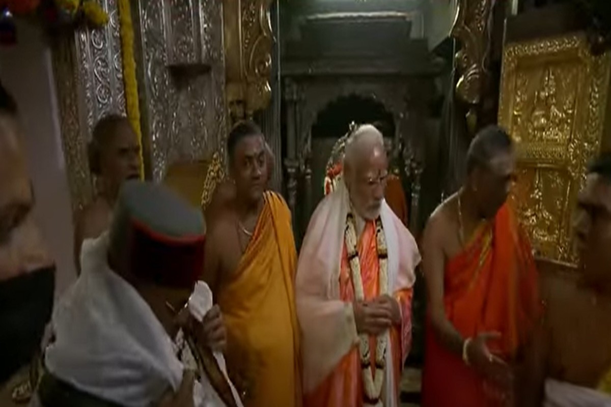 Video: पीएम मोदी ने कर्नाटक के मैसूर में श्री चामुंडेश्वरी मंदिर में की पूजा अर्चना
