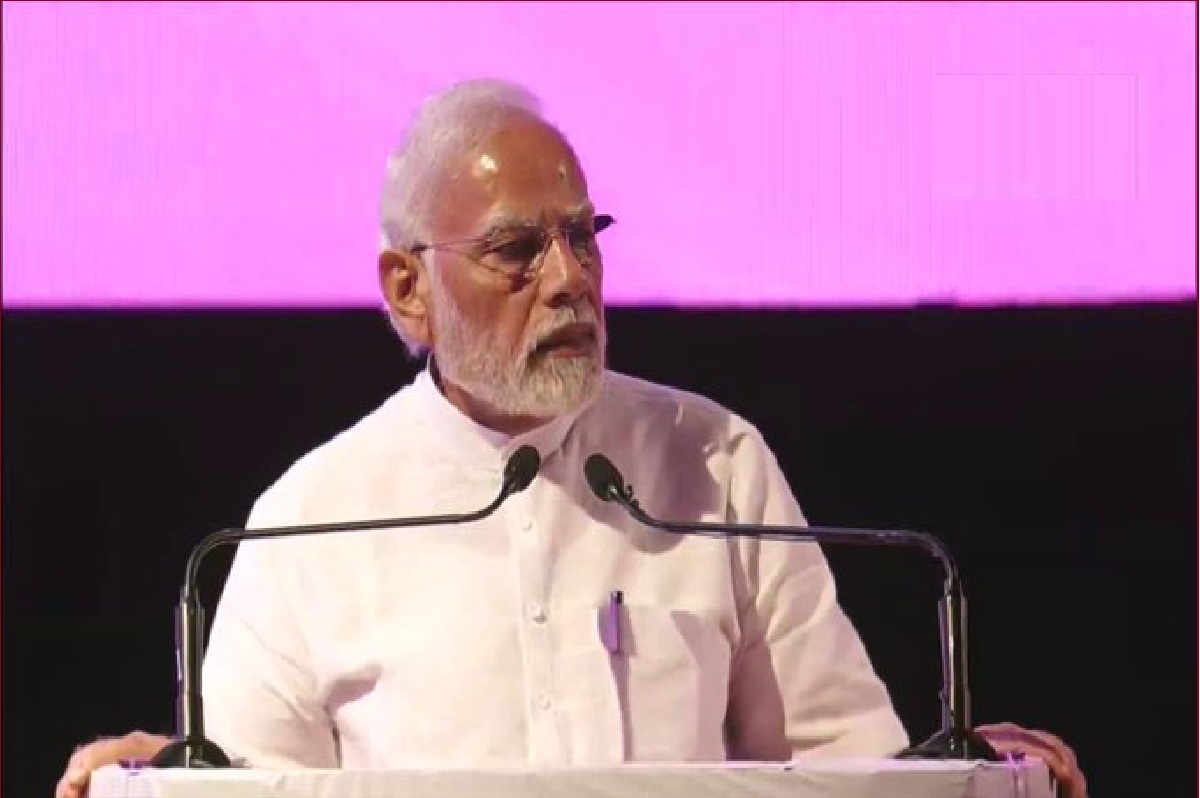 UP investors summit: भारत को लोग अनपढ़ बताते हैं, वो भारत ये कमाल कर रहा है: PM Modi