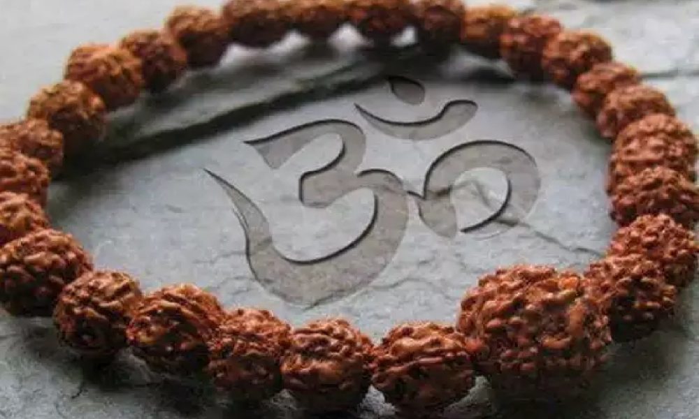 Rules For Wearing Rudraksha: रुद्राक्ष पहनते हैं तो जरूर करें इन नियमों का पालन, वरना झेलना होगा नुकसान