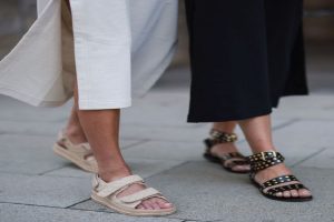 Fashion Tips: अगर आप भी हैं फुटवियर के शौकीन, तो गर्मियों में सैंडल्स खरीदते समय इन बातों का रखें ध्यान, नहीं तो हो सकती है परेशानी