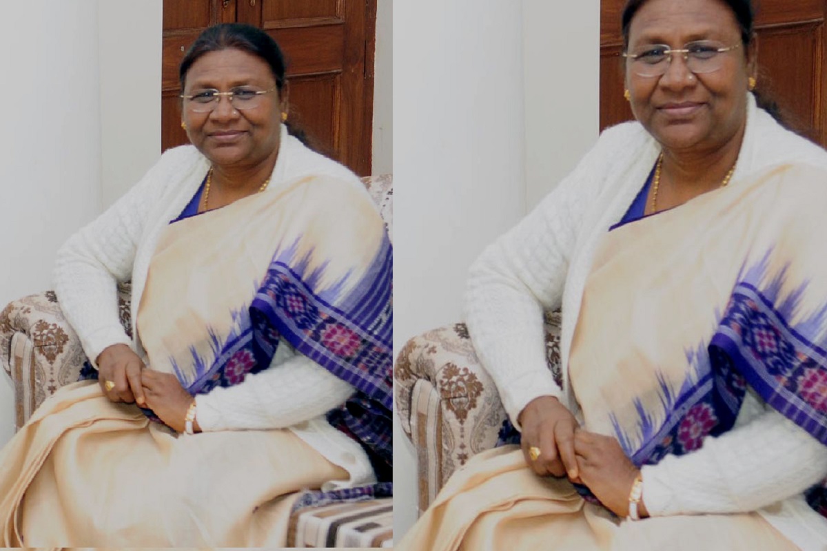 Droupadi Murmu Saree Look: अगर आप भी राष्ट्रपति द्रोपदी मुर्मू की तरह दिखना चाहती हैं ग्रेसफुल, तो इस तरह से पहने साड़ी