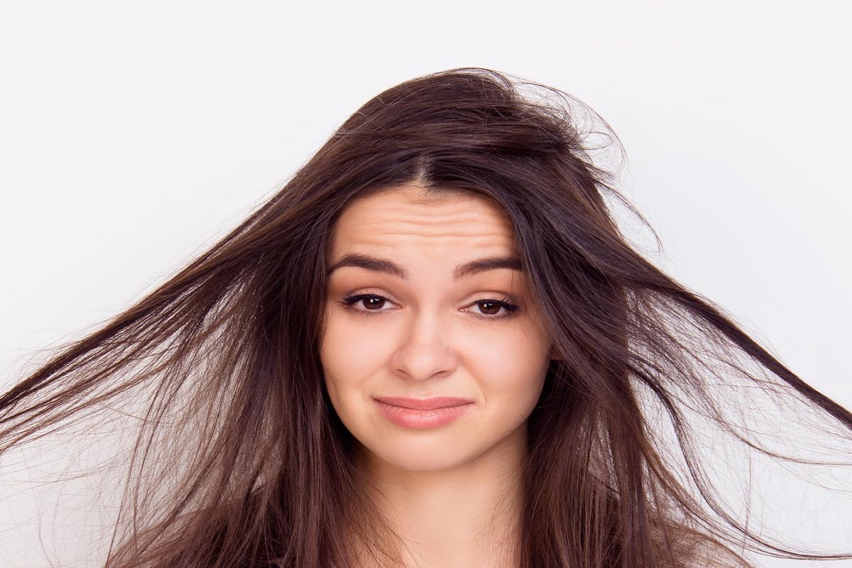 Hair Care Tips: मॉनसून में अगर आपके बाल भी फूलकर हो रहे हैं गुब्बारा, तो आज ही अपनाए फ्रिजी हेयर को दूर करने का ये तरीका