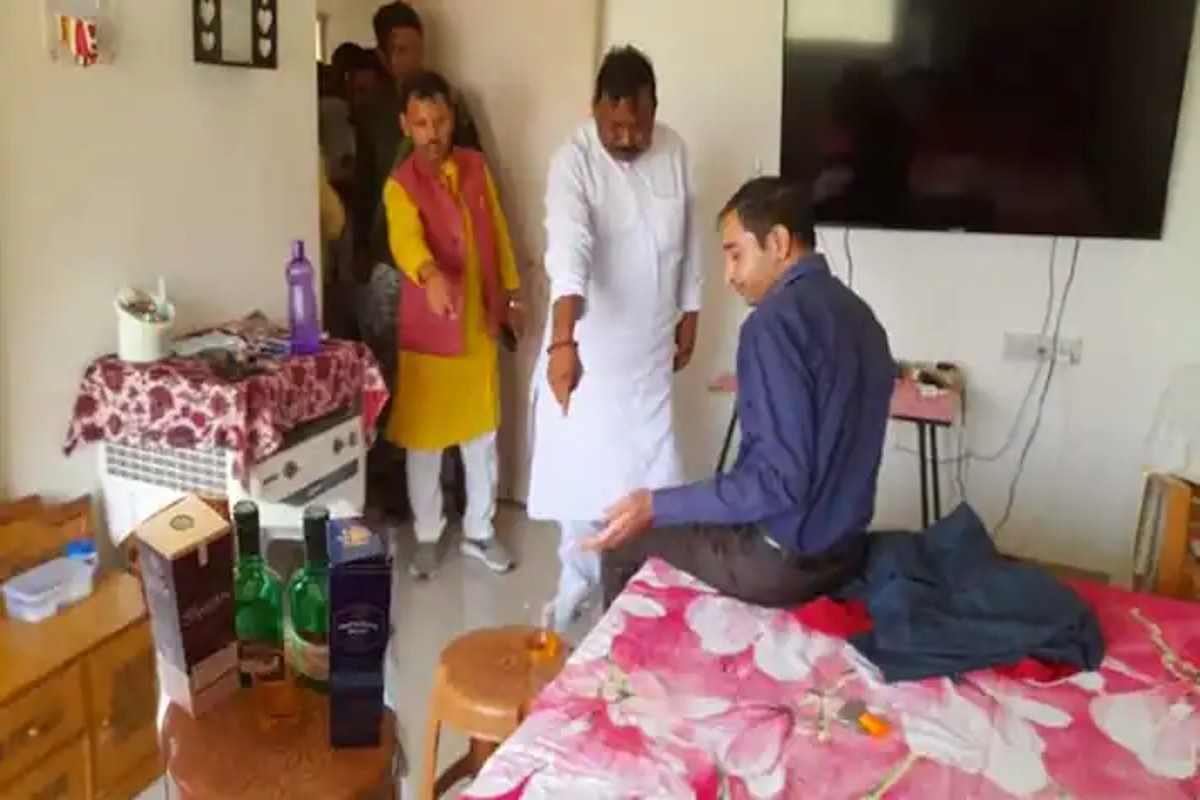 Jharkhand: नशे में धुत अधिकारी को MLA ने पकड़ा रंगेहाथ, सरकारी कार्यक्रम को छोड़ कमरे में पी रहा था शराब