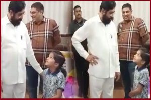 Video: जब बच्ची ने एकनाथ शिंदे से पूछा गुवाहाटी को लेकर सवाल, मौके पर मौजूद सभी हंसने लगे