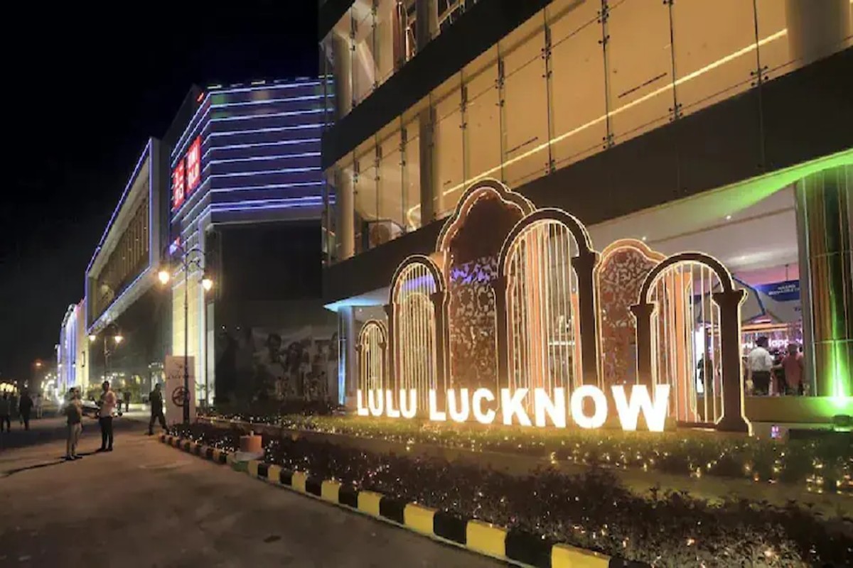 Lulu Mall: लुलु मॉल में नमाज के विरोध में हनुमान चालीसा पढ़ने गए हिंदू महासभा के कार्यकर्ताओं की पुलिस से झड़प, हिरासत में 15 लोग