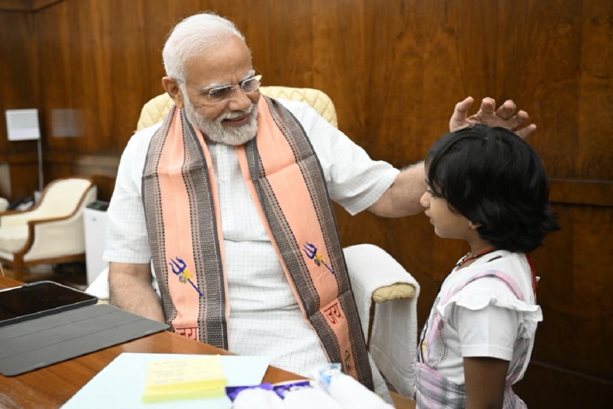 PM Narendra Modi: पीएम मोदी ने बच्ची से पूछा ‘आप जानती हैं मैं क्या करता हूं?’ तो बच्ची ने दिया ऐसा जवाब कि प्रधानमंत्री अपनी हंसी नहीं रोक पाए
