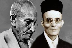 Savarkar Comparison from Gandhi: फिर छिड़ा घमासान, वीर सावरकर की तुलना हुई महात्मा गांधी से, आजादी की लड़ाई में बताया बराबर योगदान