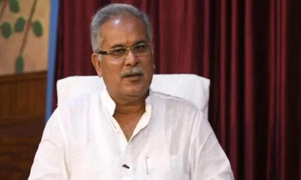 Bhupesh Baghel And Other Passengers Stuck In IndiGo Flight : रायपुर में लैंडिंग के बाद नहीं खुले विमान के दरवाजे, आधे घंटे तक फंसे रहे पूर्व सीएम भूपेश बघेल समेत सभी यात्री