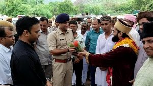Rajasthan: अब बूंदी में नूपूर के खिलाफ भड़काऊ बयान देने वाला मौलाना एसपी को देता दिखा बुके, बीजेपी बोली- तुष्टिकरण का नजारा