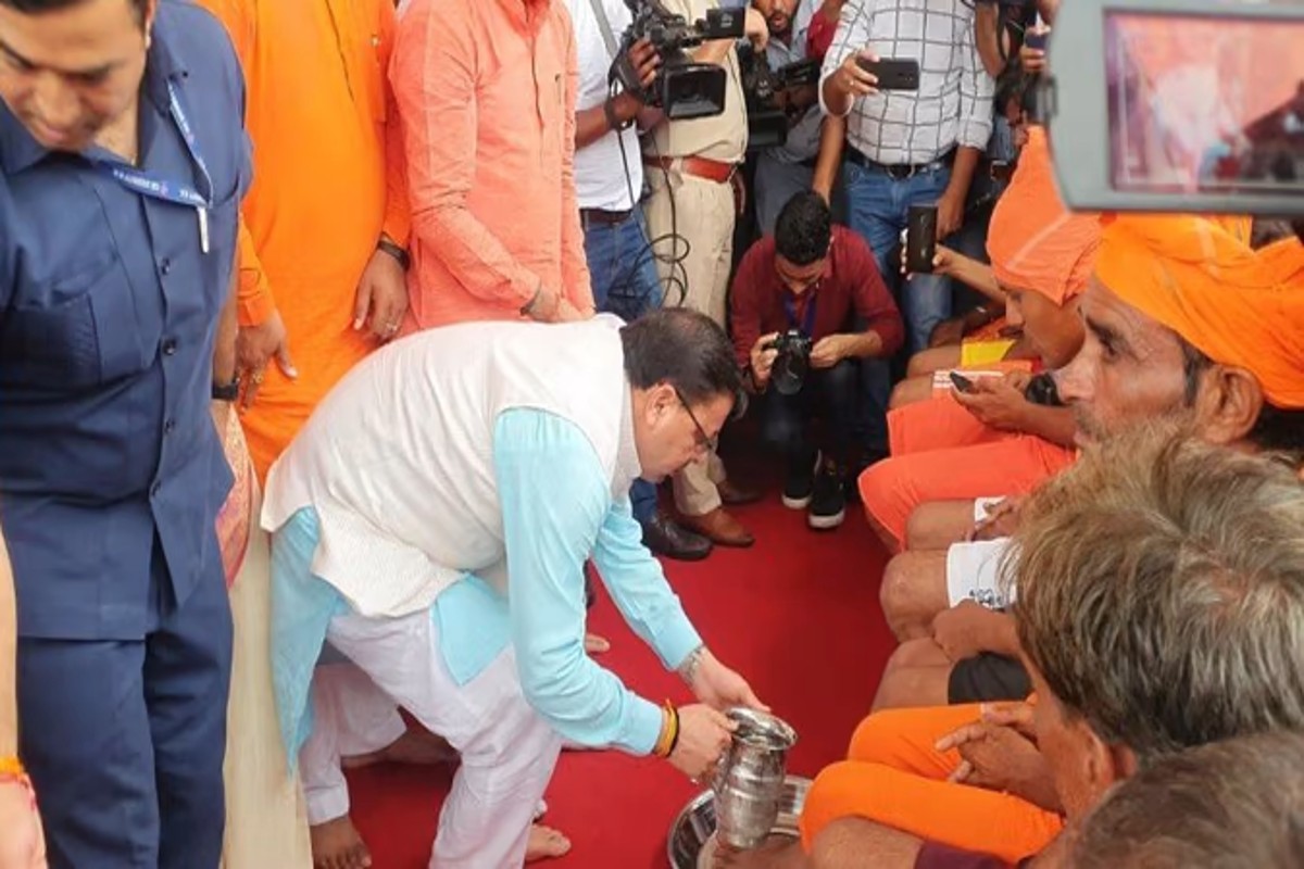 Video: शिवभक्तों का सम्मान: CM धामी ने कांवड़ियों के धोए पैर, पहनाई फूल-माला; जानिए फिर क्या बोले..