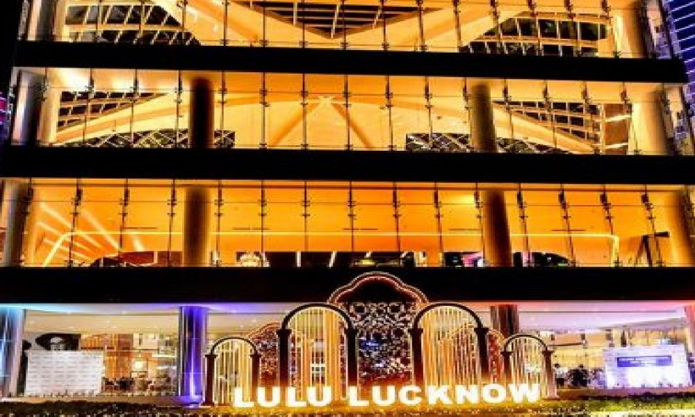 Controversy: लखनऊ में खुले LuLu मॉल में नमाज पढ़ने का गहराया विवाद, हिंदू महासभा बोली- तो हम भी पढ़ेंगे सुंदर कांड; हिंदू न खरीदें सामान