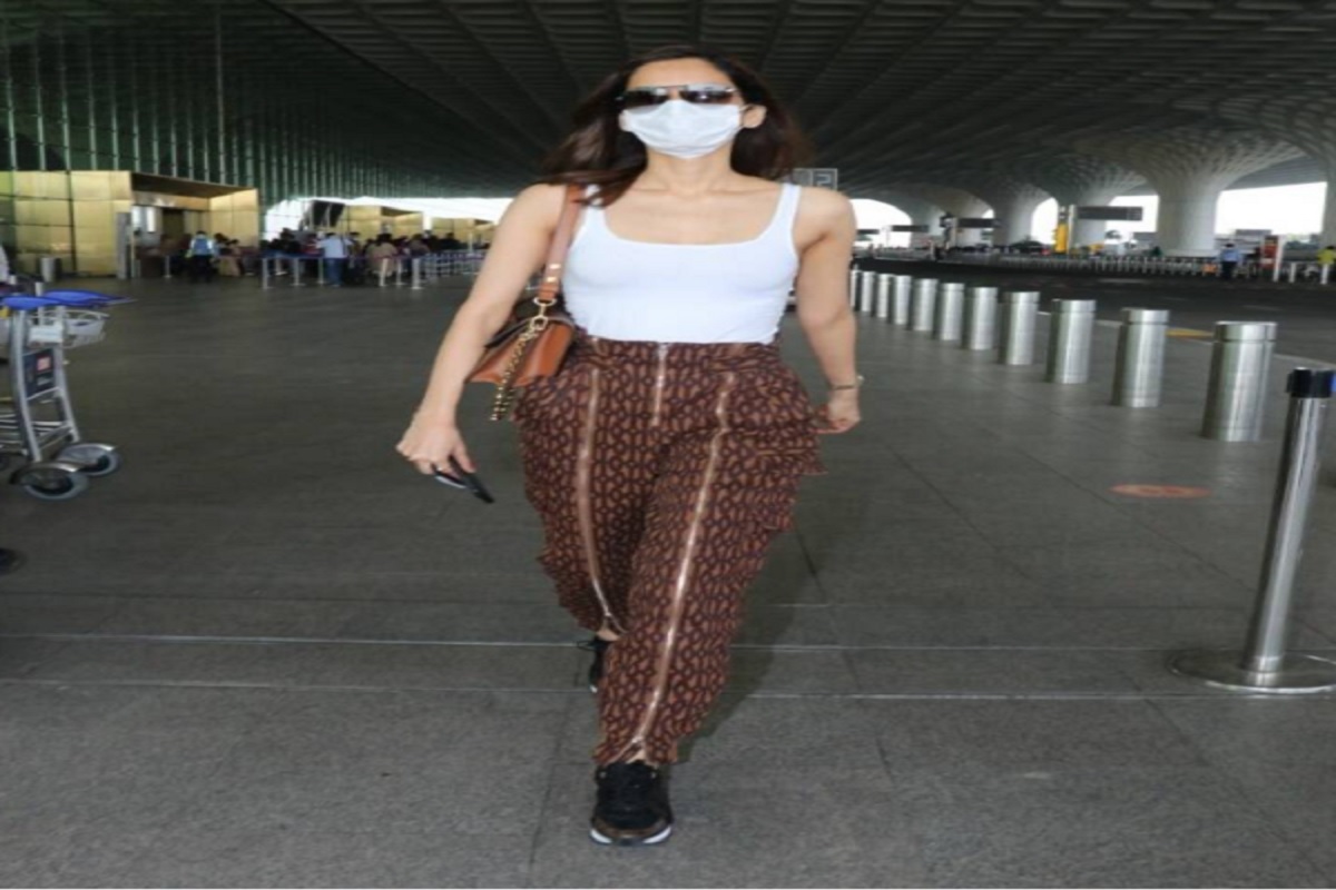 Bollywood News: पूर्व मिस वर्ल्ड आईं ट्रोलर्स के निशाने पर, उनका एयरपोर्ट लुक देख फैंस हुए हैरान