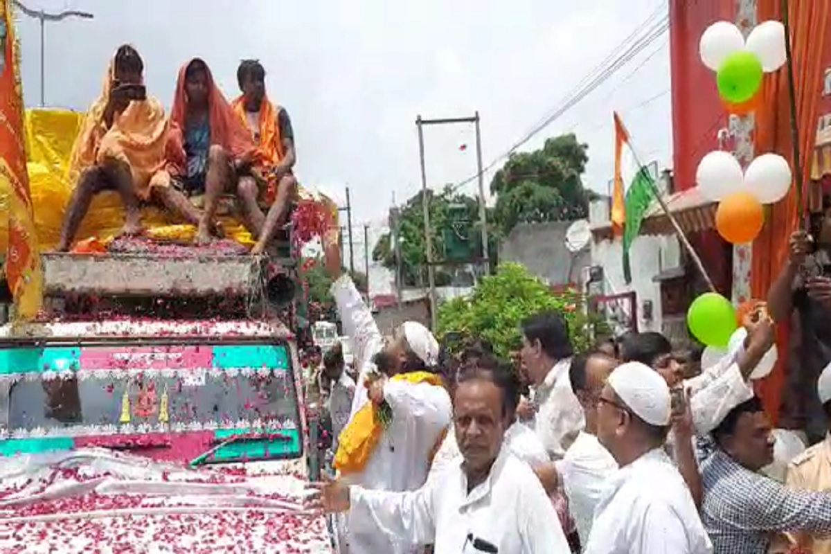 Video: मुस्लिम समुदाय ने पेश की मिसाल, कांवड़ियों पर बरसाए फूल, लगाए ‘भारत माता की जय’ के नारे