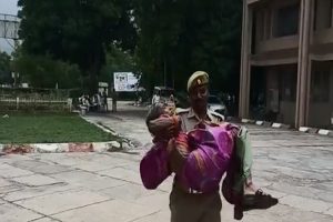 Video: वृद्ध थी महिला…चलने में थीं असमर्थ…फिर इस पुलिसकर्मी ने ऐसा करके जीत लिया सबका दिल