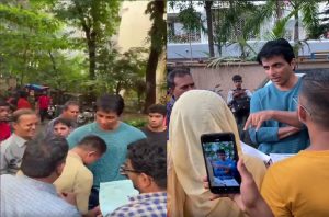 Sonu Sood: आखिर क्यों सोनू सूद के पैर छू रहे लोग, एक झलक पाने के लिए घर के बाहर लगी लंबी लाइन,देखें वीडियो