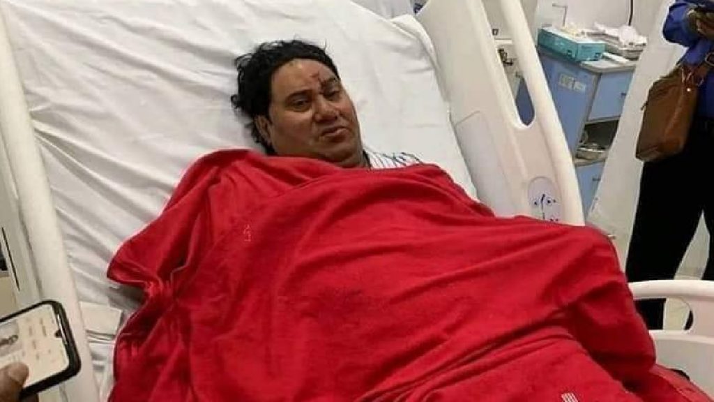 vijay lal yadav elder brother of nirahua in hospital