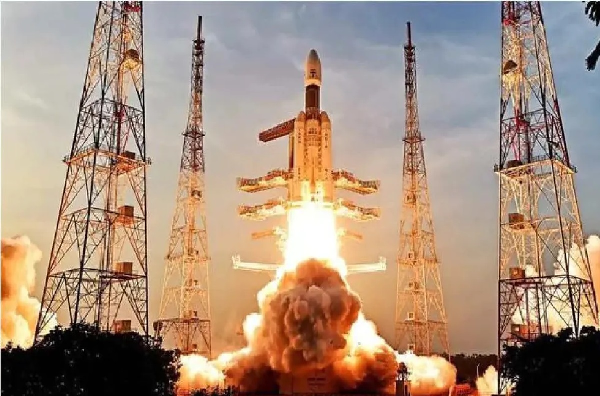 AzaadiSAT: आजादी के 75 साल पूरे होने के मौके पर ISRO ने लॉन्च किया नया SSLV रॉकेट लॉन्चर, जानें खासियत