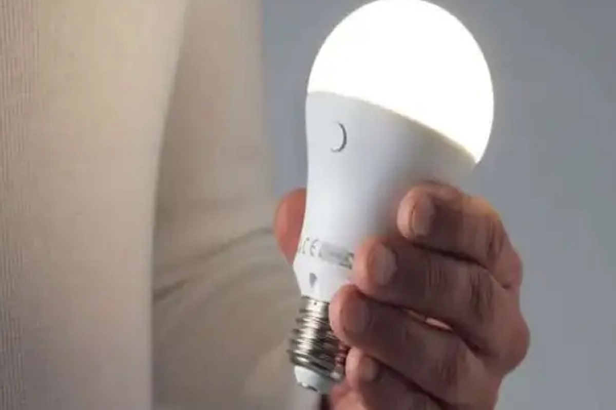 Rechargeable LED Bulb: बिना बिजली के भी जलते रहेंगे ये बल्ब, इतने सस्ते दाम पर मार्केट में है मौजूद