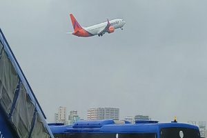Akasa Air: राकेश झुनझुनवाला की अकासा एयरलाइंस का आसमानी सफर शुरू, मुंबई से अहमदाबाद के लिए उड़ी पहली फ्लाइट