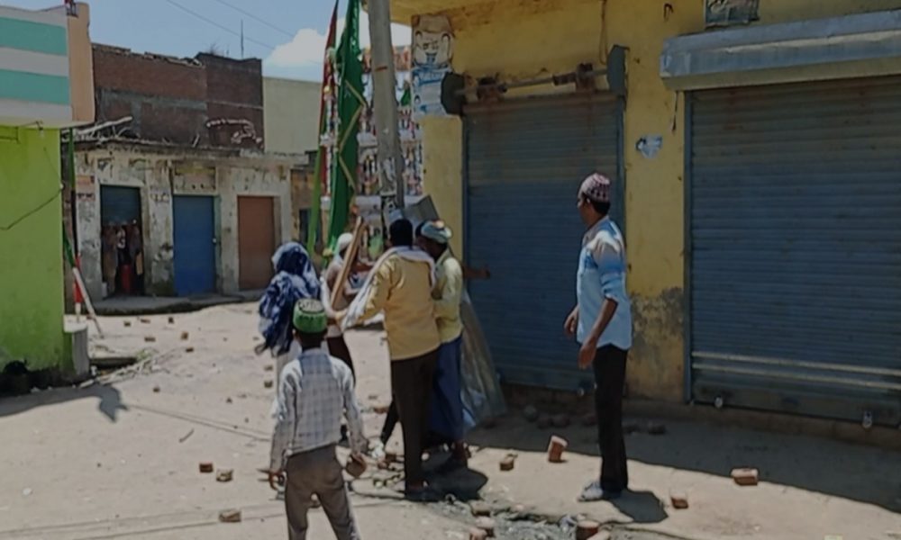 UP: बरेली में दो समुदायों के बीच दिखा तनाव, जमकर चले पथराव, फिर योगी की पुलिस ने ऐसे किया स्थिति को कंट्रोल