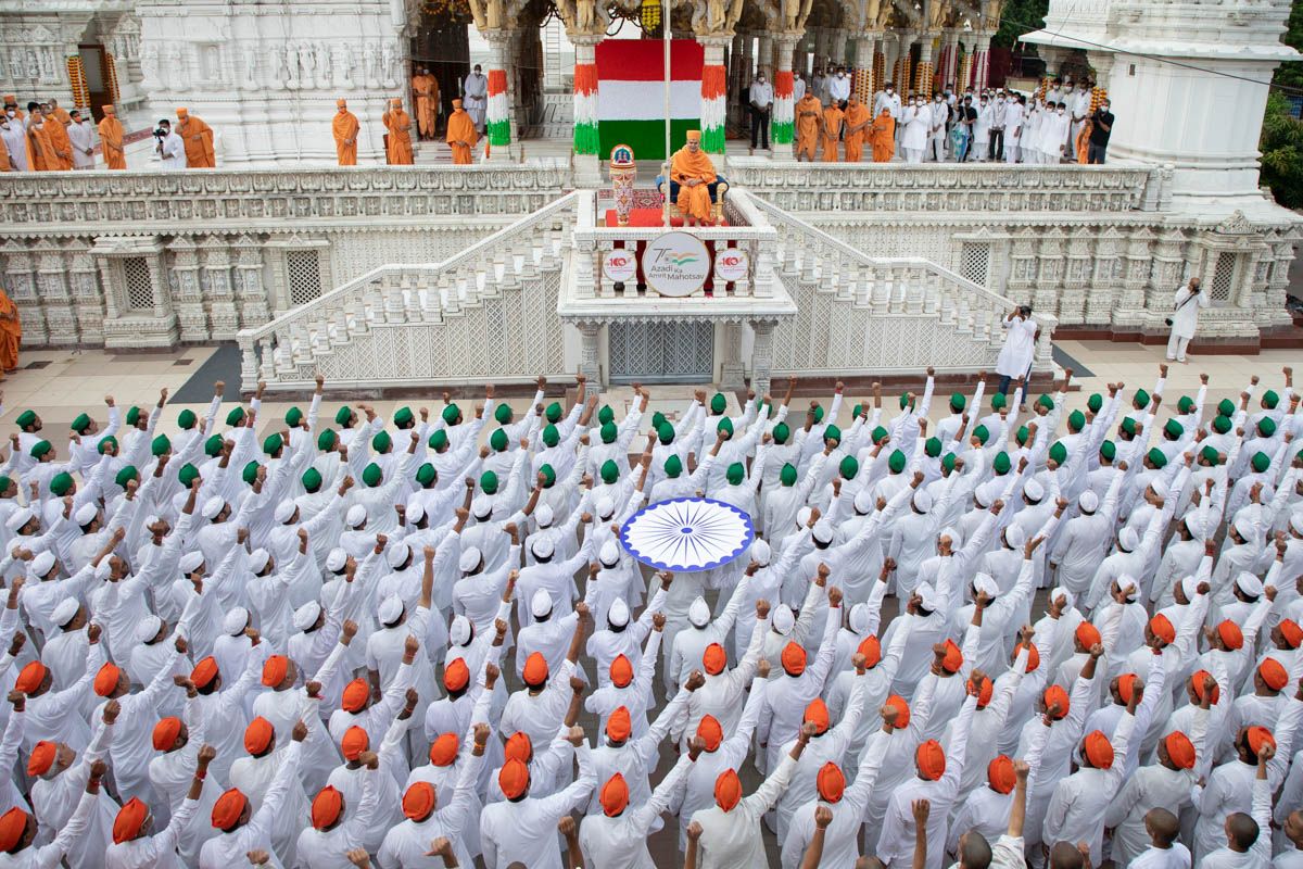 BAPS स्वामी नारायण मंदिर में  परम पूज्य  महंत स्वामी जी महाराज ने फहराया राष्ट्रीय ध्वज, हर घर तिरंगा अभियान पर कही ये बात