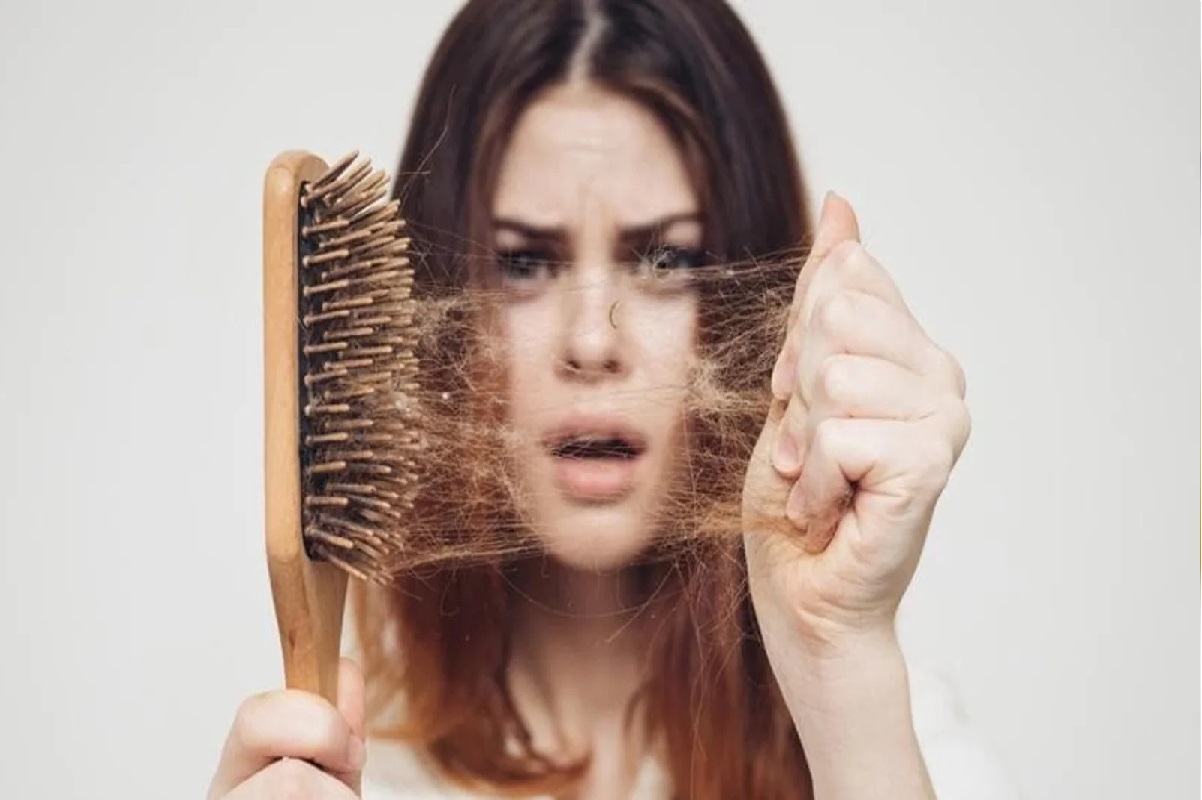 Hair Fall: अगर आप भी बालो के झड़ने से है परेशान, तो मानें एक्सपर्ट की सलाह और रखें अपनी लाइफस्टाइल का खास ध्यान