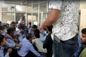 Video: JNU में स्कॉलरशिप मांगने पहुंचे ABVP के छात्रों को यूनिवर्सिटी प्रशासन ने जानवरों की तरह पीटा, किसी के हाथों में आया खून, तो किस का सिर हुआ जख्मी